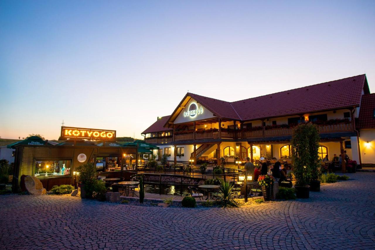 Kotyogo Panzio Bed and Breakfast Lupeni  Exteriör bild